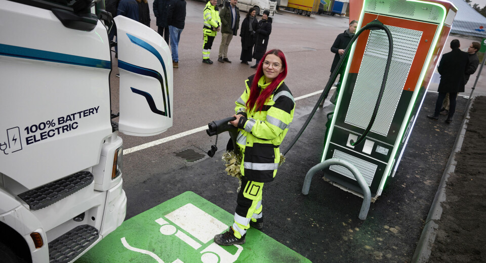 Mälardalen har fått sin första publika laddstation som är öronmärkt för tunga transporter, på truckstopet STOP128 i Västerås. Den invigdes 29 november av en framtida lastbilsförare: 20-åriga Isabella Sommerhall.