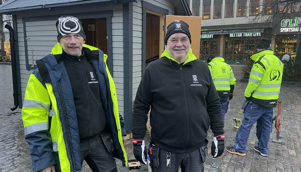Tommie Fredriksson och Per Lundqvist från AME hjälper till på det blivande jultorget.