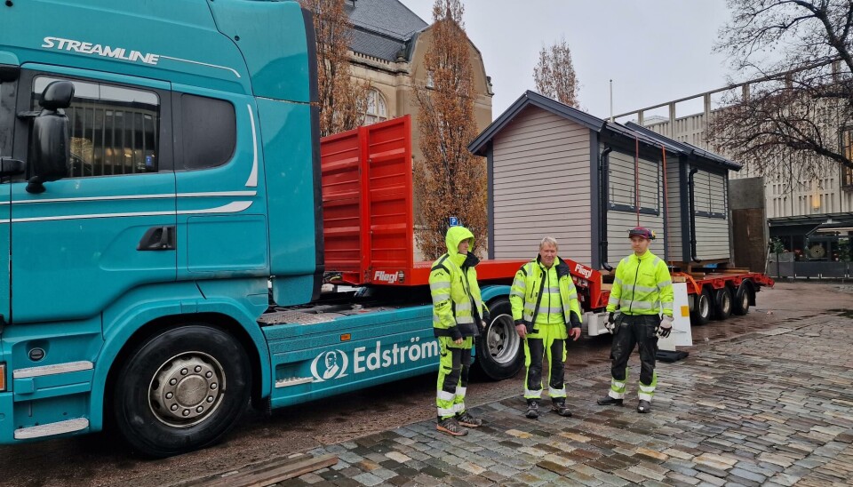 Gymnasieelever från Edströmska hjälpte till med transporten.