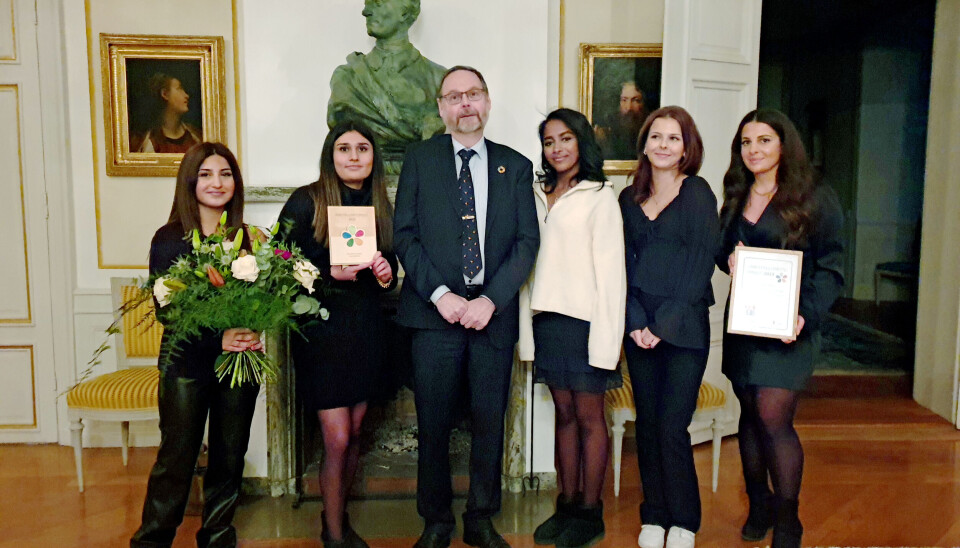 Representanter från Rädda barnen – tjejforum på Bäckby tillsammans med landshövding Johan Sterte.