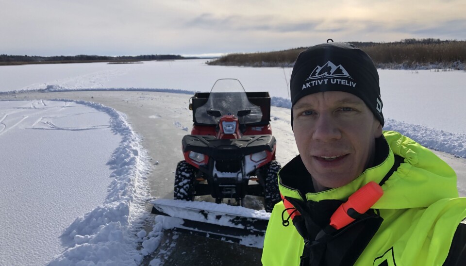 Per Fredin från Aktivt uteliv i full fart med att ploga isen i Hässlösundet. Per Fredin från Aktivt uteliv i full fart med att ploga isen i Hässlösundet.