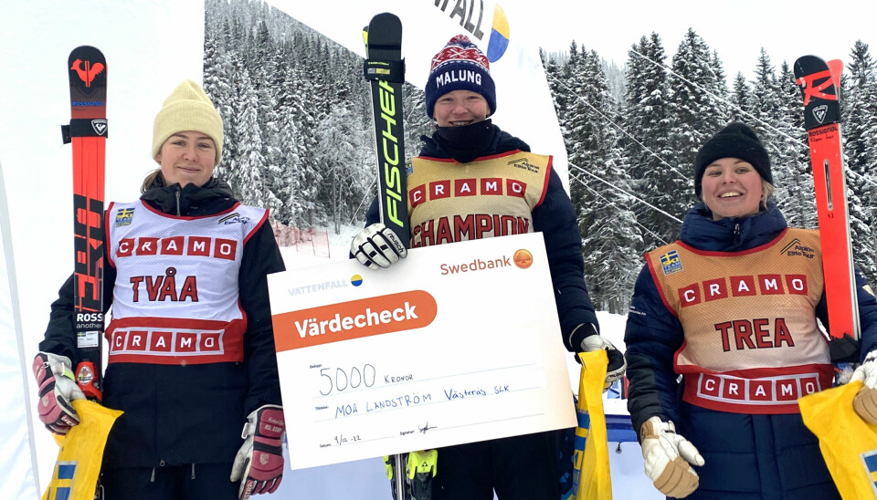 Västerås SLK:s Moa Landström vann premiären av årets Alpine Elite Tour efter en stark uppåkning i andra åket från en niondeplats.