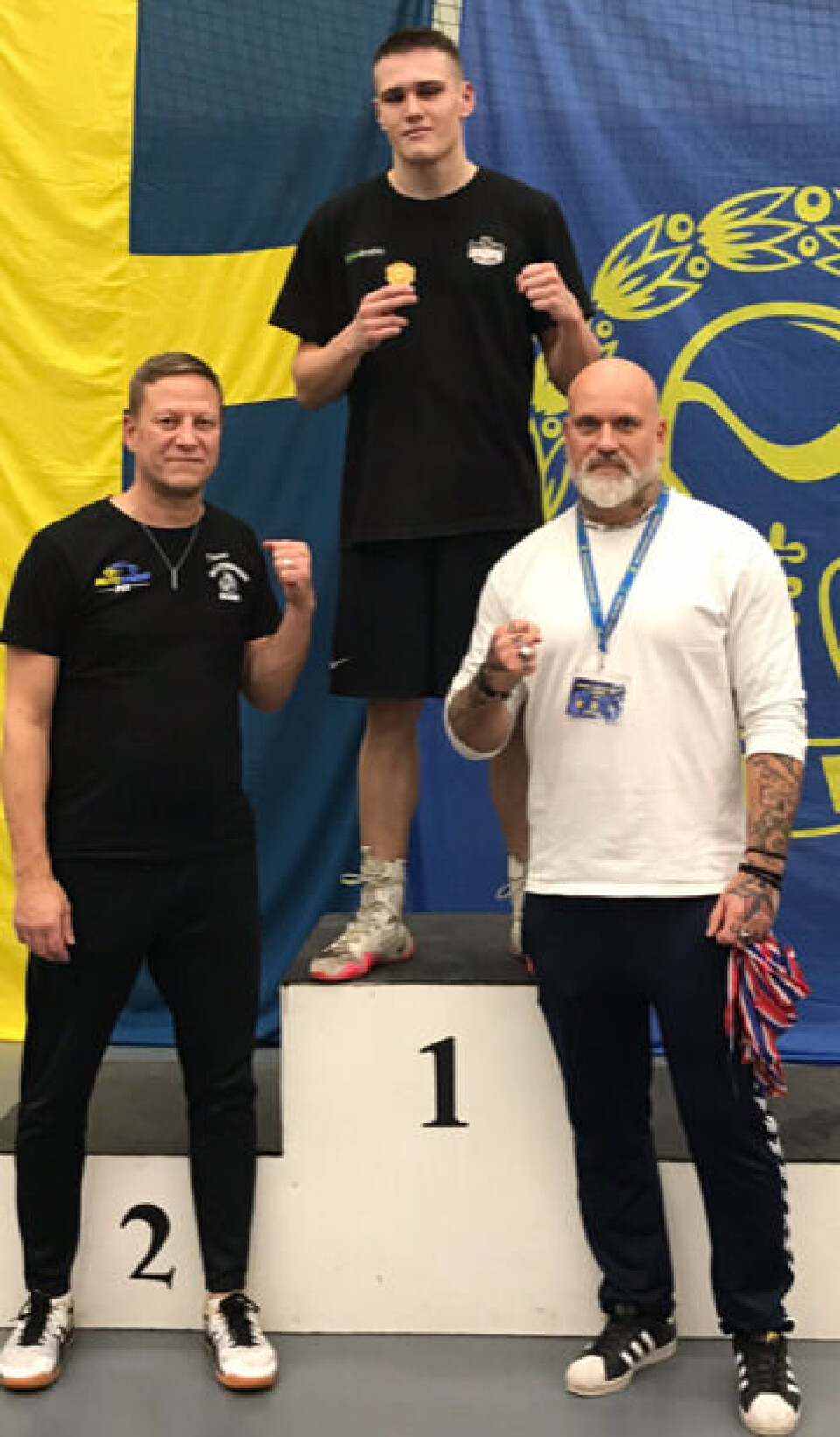 Emanuel Ryttersson med sina tränare Benny Risberg och Rickard Ryttersson.