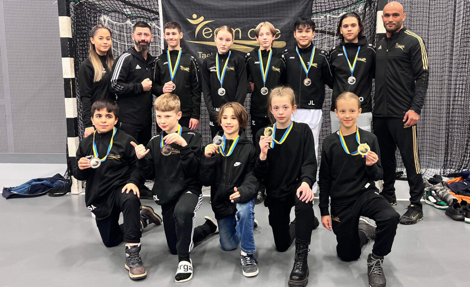 Team One Taekwondos SM-gäng. Bakre raden från vänster: Linn Inphoowong (coach), Samuel Ayoub (head of team/coach), Jakob Ayoub (brons), Molly Anklev Lanca (silver), Emilia Millberg (silver), Justin Laloknam (brons), Jesper Laloknam (silver) och Saif Ramez (huvudtränare/coach)
Främre raden från vänster: Sam Yosef (silver), Dante Löfwenhamn (brons), Lukas Ayoub (silver), Olivia Lodefall (guld) och Isabelle Millberg (guld). Saknas på bilden gör Eminé Ruhl (silver).