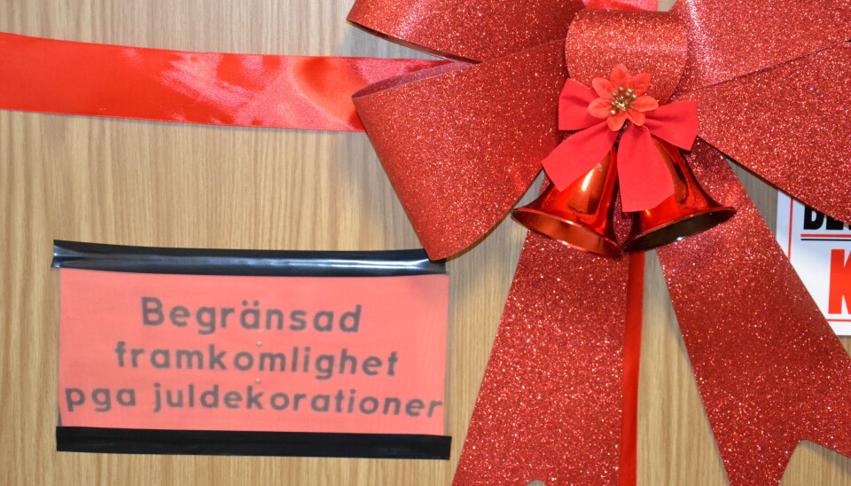 Varningsskylt på dörren.