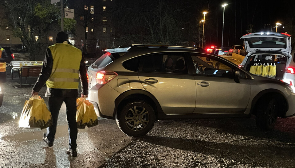 Många bilar fylldes med matkassar för vidare färd ut till behövande i Västerås.