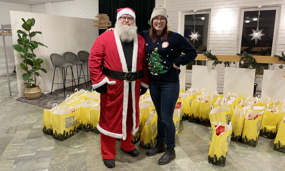 Årets tomte fanns på plats vid Pingstkyrkan på onsdagen när den stora utdelningen av matkassar och presentkort tog sin början. Här med Lokala Hjälpens Amanda Gahm.