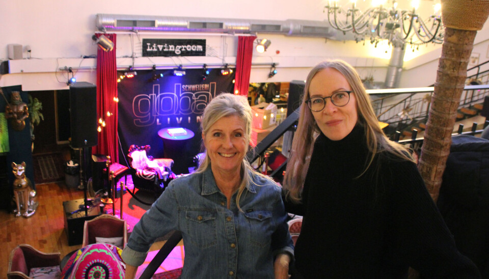 Konst på balkongen. Bitte Wiklund och Anna ZachriOrs-Lindén på balkongen där Global Livings utställningar kommer att ske med start redan på trettondagsafton. Konst på balkongen. Bitte Wiklund och Anna ZachriOrs-Lindén på balkongen där Global Livings utställningar kommer att ske med start redan på trettondagsafton.
