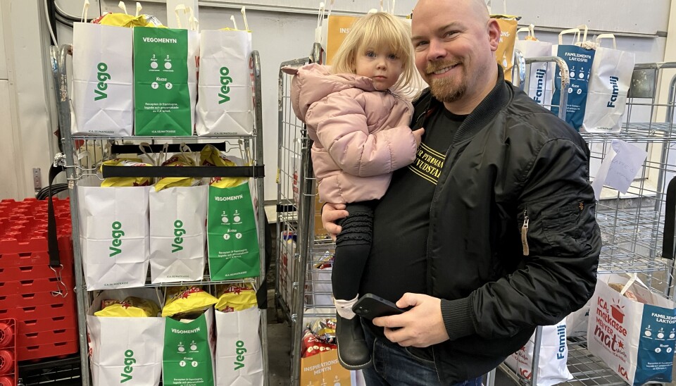 Peter Weiler på ICA Kvantum startade utdelningen av matkassar till ekonomiskt utsatta familjer. Här tillsammans med dottern Freja.