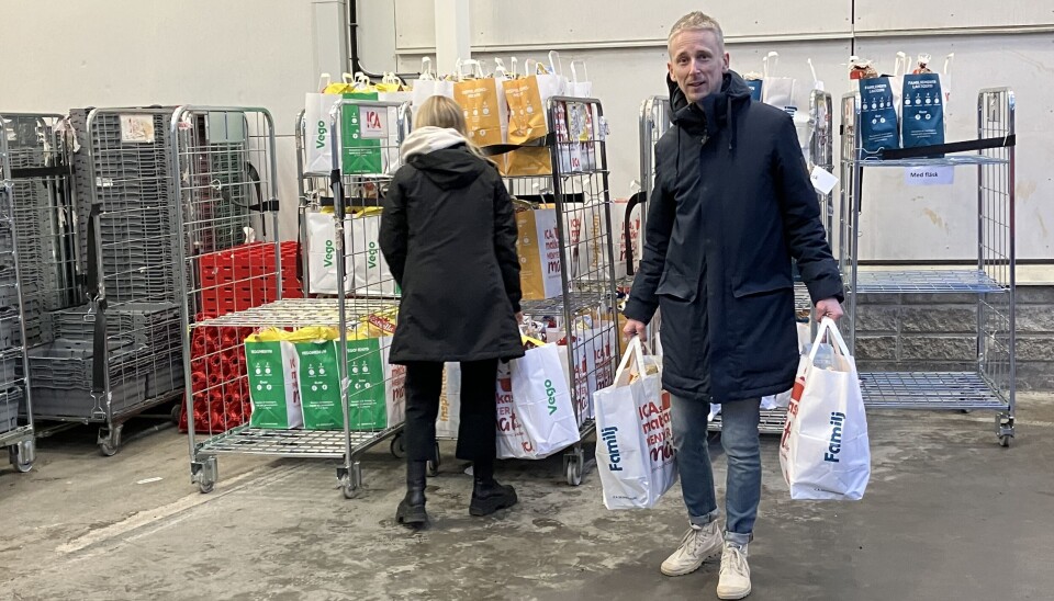 Rickard Salzmann, insamlings- och kommunikationschef på Stadsmissionen bar kassar till de väntande bilarna.