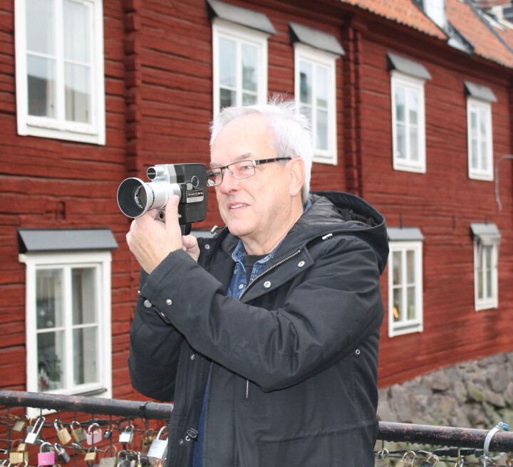 Kurt Fröberg med sin Super 8-kamera vid ett klassiskt Västeråsmotiv.