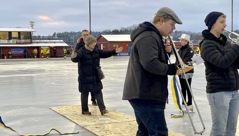 Annika Duàn invigde den nya isbanan med en traditionell ceremoni, ackompanjerad av Kulturskolans brassensemble.