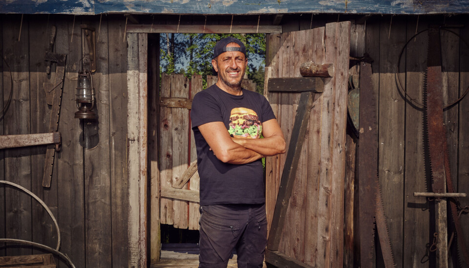 Eddie 'Hamburgerkungen' Gecer åkte ut från Farmen i söndagens avsnitt. Eddie 'Hamburgerkungen' Gecer åkte ut från Farmen i söndagens avsnitt.