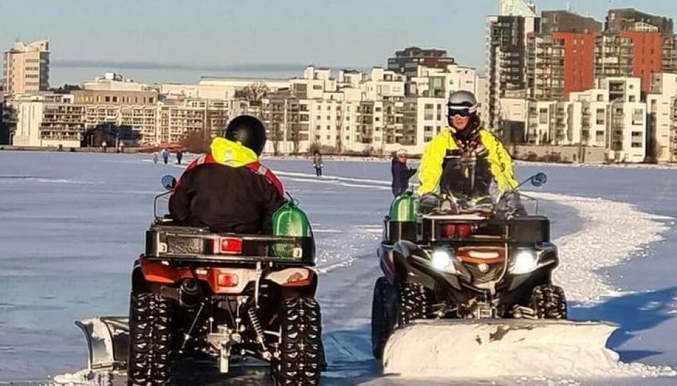 Isen på Mälaren är nu stabil nog att för att ta emot skridskoåkare.