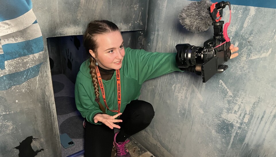 Fängslande. Josefin Östevik från Västerås Tidnings tv-show ”Hallå Västerås!” i testartagen på nyrenoverade Prison Island.