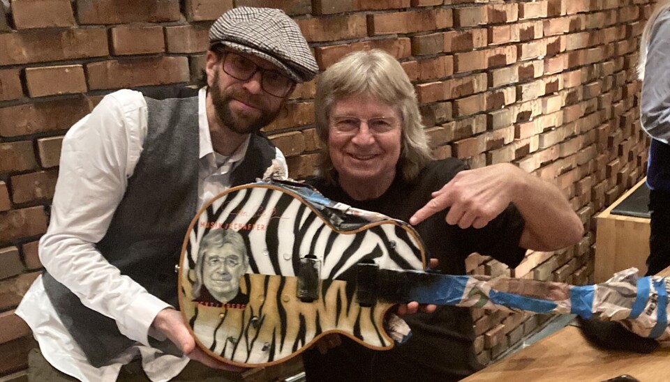 Konstnären Jonas Henriksson som målat gitarren, tillsammans med gitarristen Janne Schaffer.