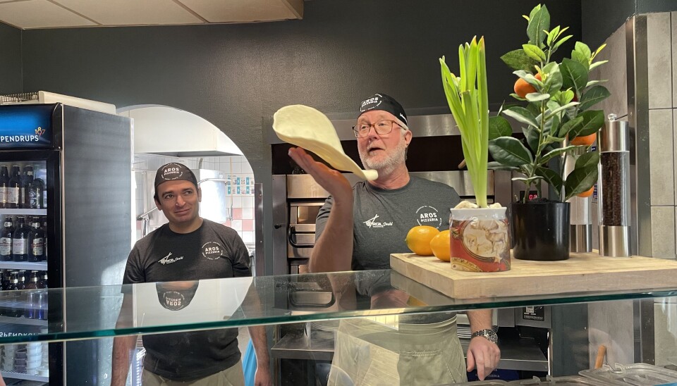 Johan Pehrson (L) praoade på Aros Pizzeria under måndagen.