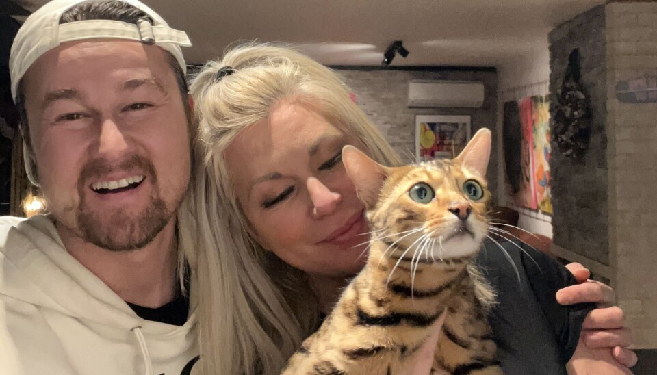 Kenzo tillsammans med husse och matte Johan och Sophia Eliases. Kenzo tillsammans med husse och matte Johan och Sophia Eliases.