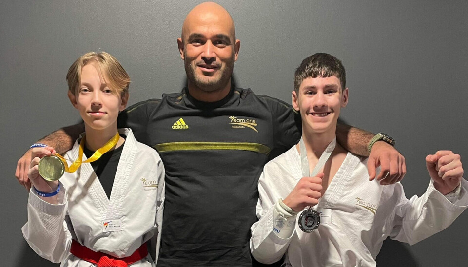 NM-medaljörer. Emilia Millberg, Saif Ramez (huvudcoach) och Jakob Ayoub.