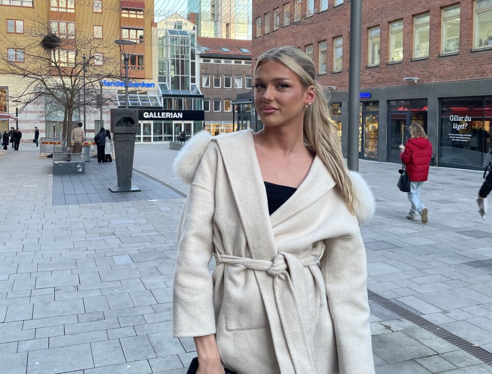 Isa Östling är född och uppvuxen i Västerås men vill nu flytta till Stockholm för att kunna växa ytterligare på sociala medier. Isa Östling är född och uppvuxen i Västerås men vill nu flytta till Stockholm för att kunna växa ytterligare på sociala medier.