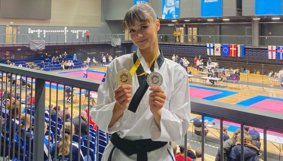 Alicia Brännback med sina dubbla NM-medaljer. Alicia Brännback med sina dubbla NM-medaljer.