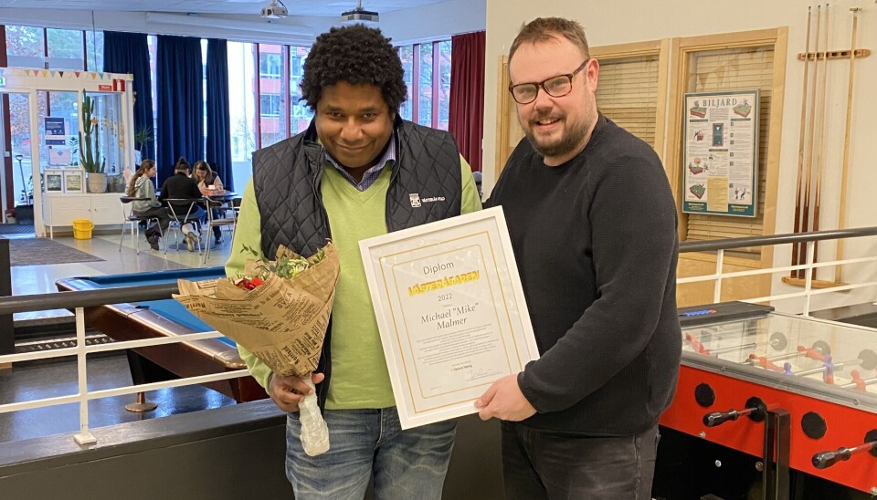 Stolt pristagare. Västerås Tidnings chefredaktör gratulerade Mike Malmer på hans arbetsplats Pettersbergs Fritidsklubb. Stolt pristagare. Västerås Tidnings chefredaktör gratulerade Mike Malmer på hans arbetsplats Pettersbergs Fritidsklubb.