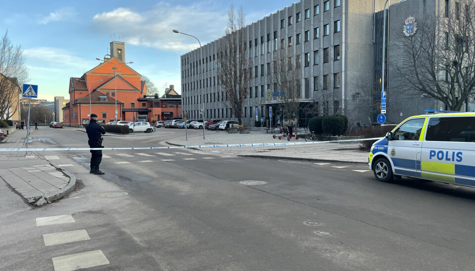 Området framför entrén till polishuset i Västerås är avspärrat.