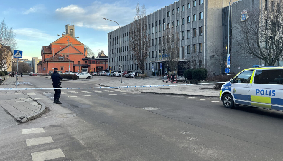 Området framför entrén till polishuset i Västerås är avspärrat. Området framför entrén till polishuset i Västerås är avspärrat.