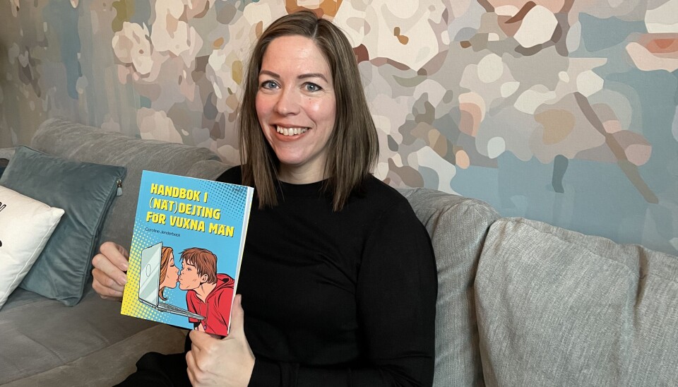 Caroline med sin debutbok.