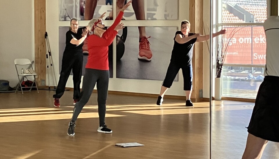 Leder träningen. Tränaren Monica Forsberg under ett av passen på temaveckan 65+.