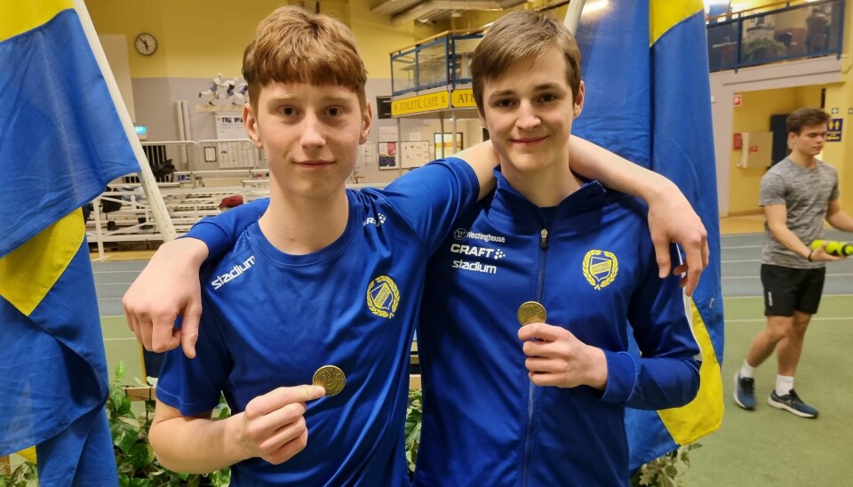 MEDALJREGN. Samuel Wiklund (stav) och Tim Henriksson (tresteg) satte båda personliga rekord och var två av arrangerande Västerås FK:s alla medaljörer på USM.