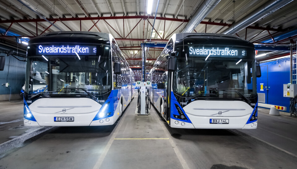 De nya elbussarna står redo i garaget. De nya elbussarna står redo i garaget.
