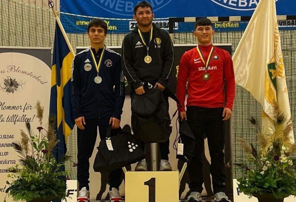 Västeråsbrottaren Hadi Husseini högst upp på JSM-pallen. Västeråsbrottaren Hadi Husseini högst upp på JSM-pallen.