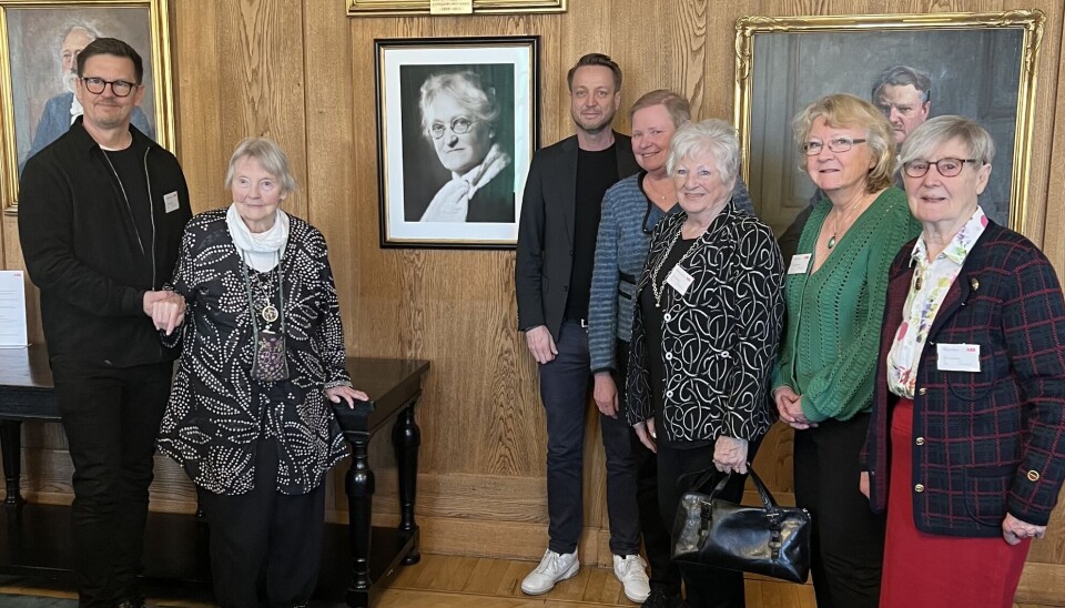 Samling kring Ruth Randall Edströms porträtt. Fr v: Axel Hambraeus (barnbarnsson till Ruth), Birgitta Hambraeus (dotterdotter till Ruth), Dennis Helfridsson (landschef för ABB Sverige), Eva Halldén (också porträtterad), Katherine Larsson (dotter till Lizzi Nordberg), Lotta Strid (dotter till Lizzi Nordberg) och Marja Widell (också porträtterad).