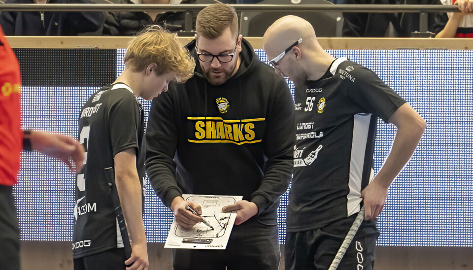Skälbys huvudtränare Martin Nilsson drar upp riktlinjerna. Skälbys huvudtränare Martin Nilsson drar upp riktlinjerna.