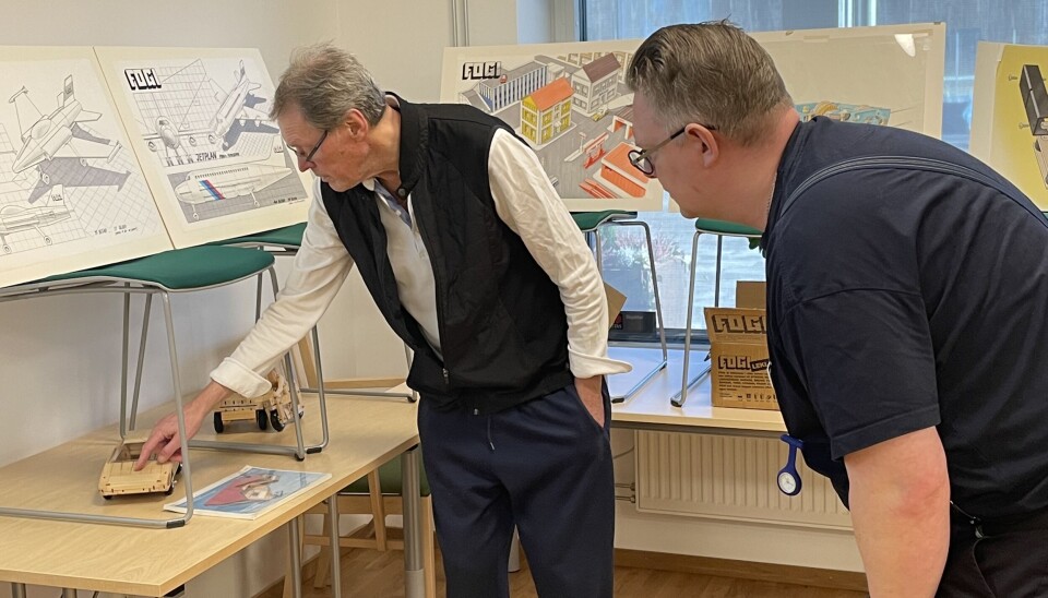 Bengt visar en del av utställningen för Glenn.