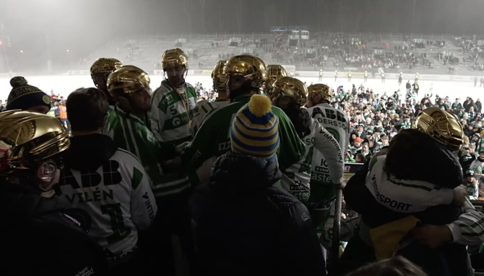 VSK-spelarna firar guldet med de många tillresta grönvita supportrarna. VSK-spelarna firar guldet med de många tillresta grönvita supportrarna.