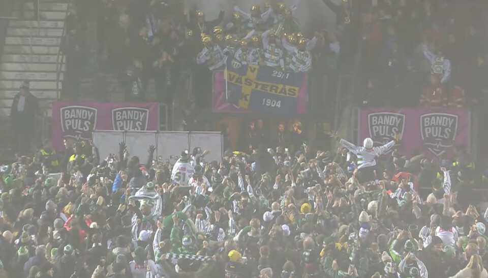 VSK-spelarna firar guldet med de många tillresta grönvita supportrarna. VSK-spelarna firar guldet med de många tillresta grönvita supportrarna.