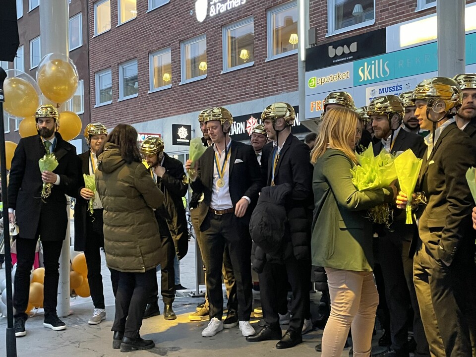 Spelare och ledare fick blommor från Västerås stad.