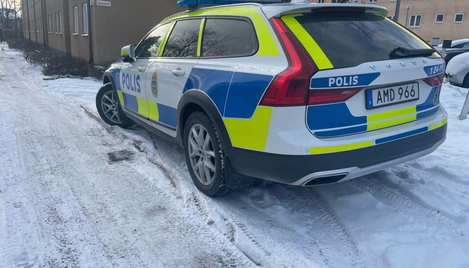 Polis är på plats och utreder det misstänka mordet/dråpet på Skallberget. Polis är på plats och utreder det misstänka mordet/dråpet på Skallberget.