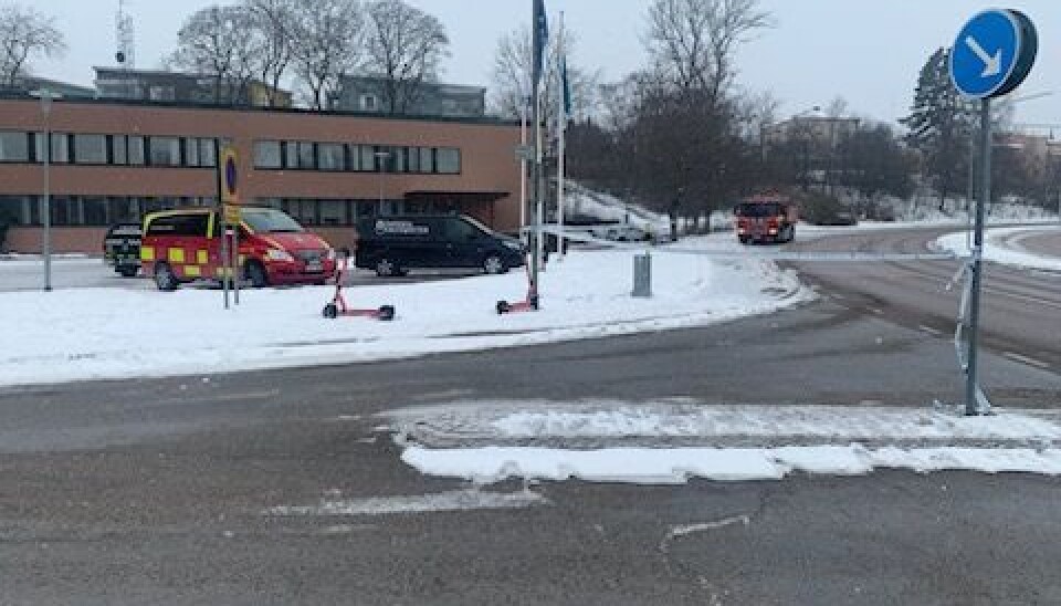 Avspärrning vid infarten till länsstyrelsens lokaler. Avspärrning vid infarten till länsstyrelsens lokaler.