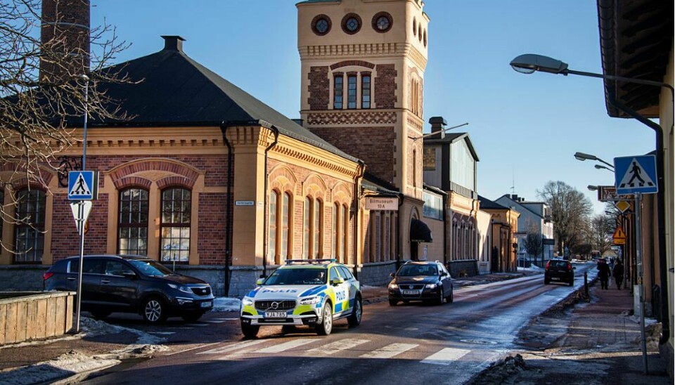 Polisbil på uppdrag i Köping.