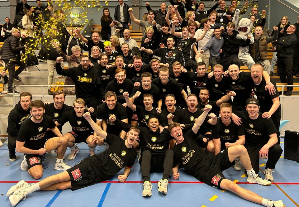 Allsvenskan nästa. Skälbys vilda firande efter det historiska avancemanget till Allsvenskan i Ljungsbro sporthall på onsdagskvällen.