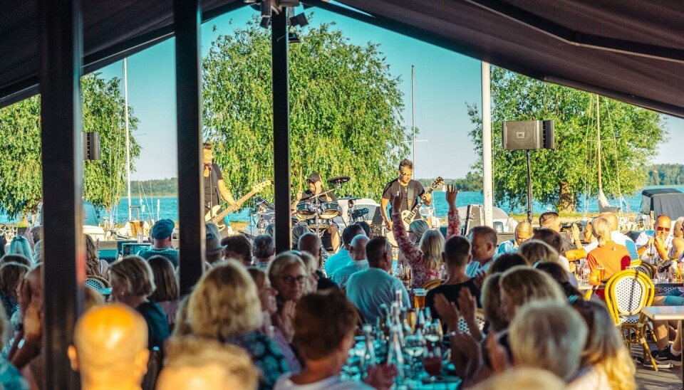 Det blir även dans på Mälarkrogens brygga till levande musik i sommar. Det blir även dans på Mälarkrogens brygga till levande musik i sommar.