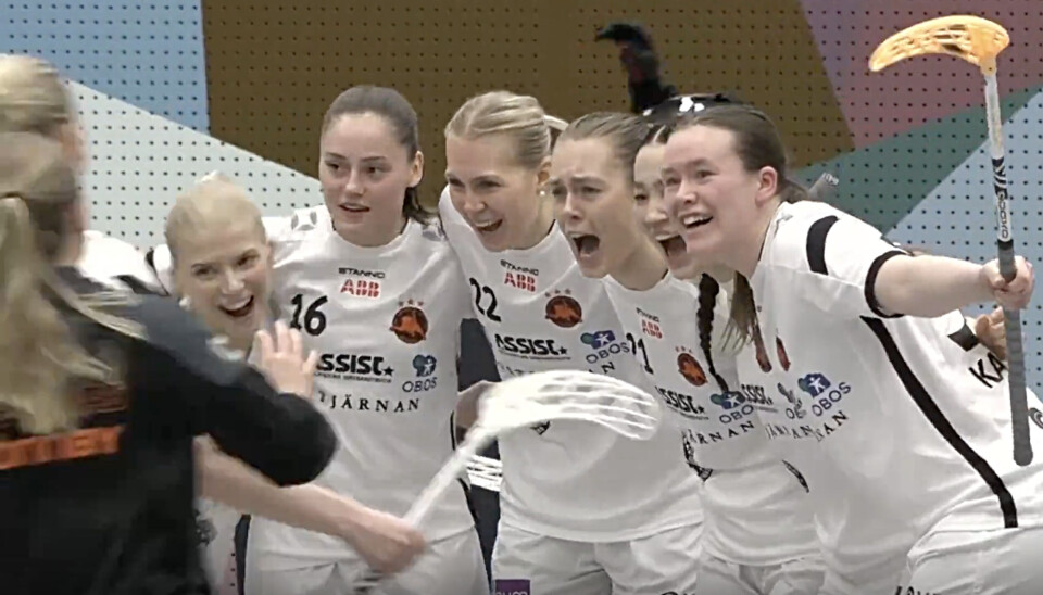 Rönnbyspelarna jublar efter att ha fullbordat vändningen borta mot Pixo. (Från SportExpressens sändning).
