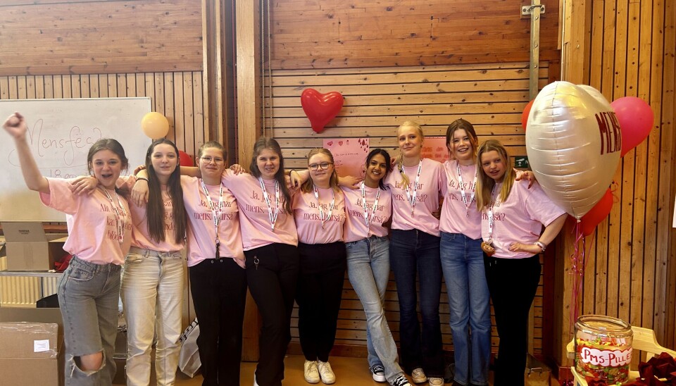 Nio av de tio tjejerna som har planerat mensfesten på Rönnbyskolan.