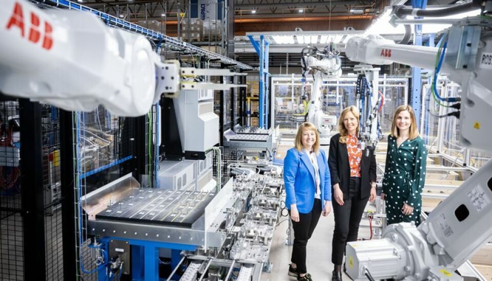 Från vänster: Karin Berntsson, projektledare på ABB Electrification Smart Power, Linda Wennberg, HUB Division Manager, ABB Electrification Smart Power, Karin Lundbom, produktionschef på ABB Electrific