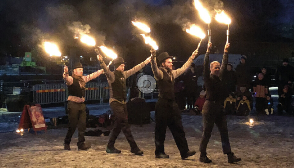5 maj – cirkuskväll. Gycklargruppen Trix bjuder in till en eldcirkusföreställning utomhus nere vid Mälaren.