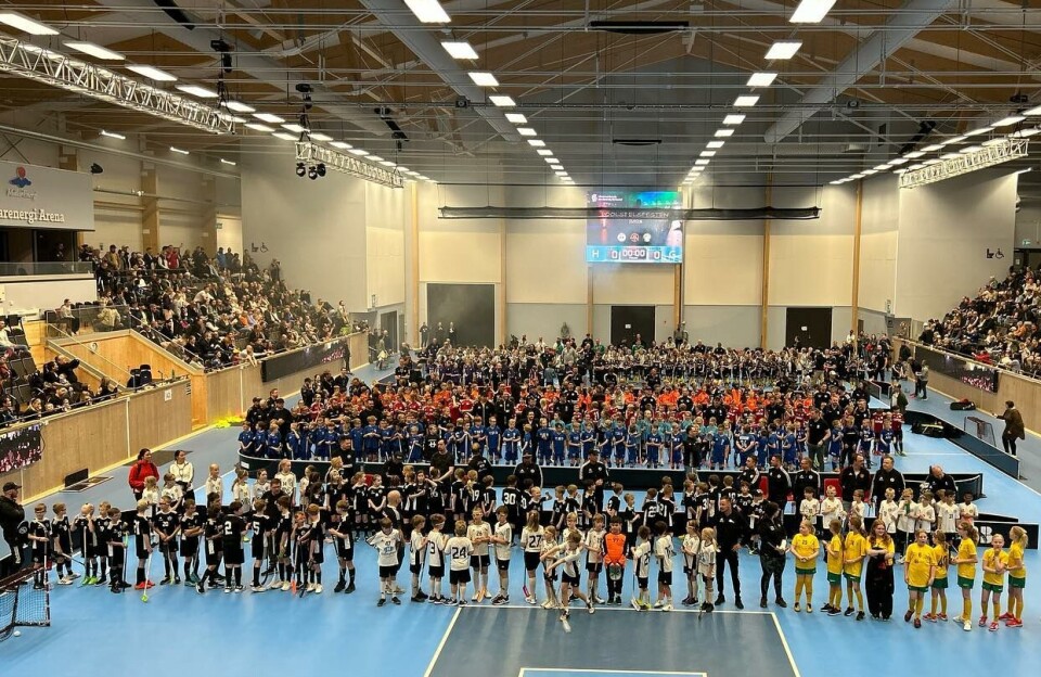Innebandymanifestation. Mitt på dagen samlades samtliga lagen för en mäktig medaljutdelning inför näst intill fullsatta läktare i Mälarenergi Arena. ”Mäktigt”, säger förbundets Stefan Karlsson.
