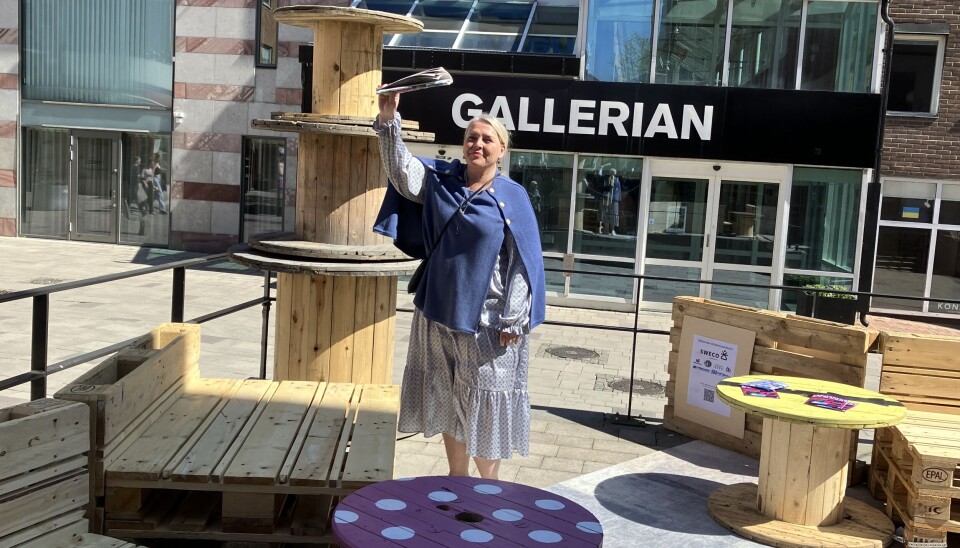 Sommartorget erbjuder flera platser där människor kan sätta sig ner och umgås.